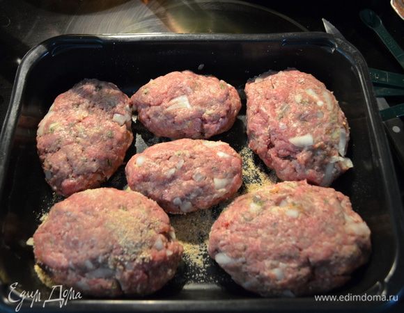 Разделим фарш на 6 порций/ у меня вышло больше/ и руками формируем. Сверху каждый стейк припылим крахмалом/1/4 стак/.