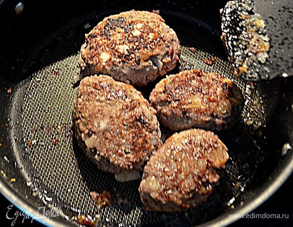 Разогреем сковороду , выльем раст.масло и выложим наши мясные лепешки/стейки/. Жарим с обеих сторон до готовности.