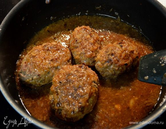 Готовые стейки выложим на тарелку. Вернем на сковороду наш обжаренный лук, добавим и смешаем с луком 1ч.л крахмала и помешивая готовим 1мин. Прибавим огонь и добавим говяж.бульон и несколько капель вуштер.соуса. Готовим примерно 3мин. Снимем с огня и добавим наши готовые стейки.