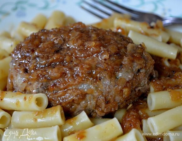 Выкладываем стейки поверх гарнира с луковым соусом. Приятного аппетита. Я готовила дважды его оч.нам понравился и луковый соус.