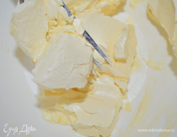 Сливочное масло комнатной температуры размять вилкой. 