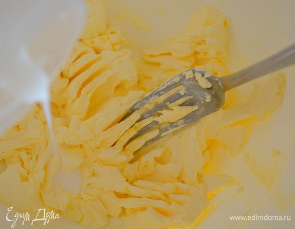 В теплое молоко (не горячее, а чуть подогретое) добавить соль, растворить ее и влить в масло. 