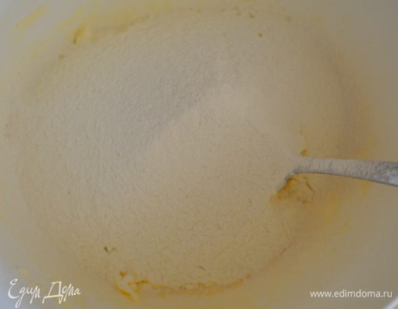 Всыпать просеянную муку и быстро замесить тесто. Оно очень приятное и не липкое. Завернуть в пленку и отправить в холодильник на 1 час.
