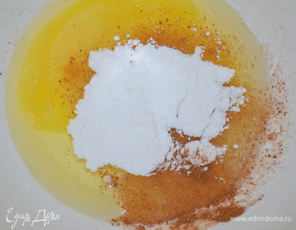 Яйцо слегка взбить с 1 ст ложкой сахарной пудры и половиной корицы - это на кончике ножа примерно. 