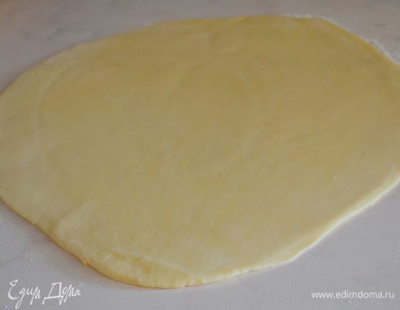 Охлажденное тесто раскатать в пласт толщиной 0,5 см. И перенести в разъемную форму (25 см), смазанную сливочным маслом.