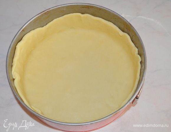 Распределить тесто по форме, сделать бортики. Их высота зависит от диаметра яблок! Чем больше яблоко тем и выше бортики, они должны быть примерно равны! У меня были мелкие яблоки, и немного теста я обрезала. 