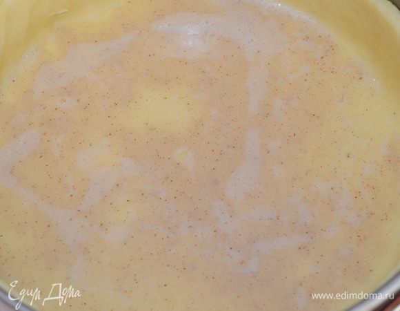 Теперь распределяем яичную массу по тесту