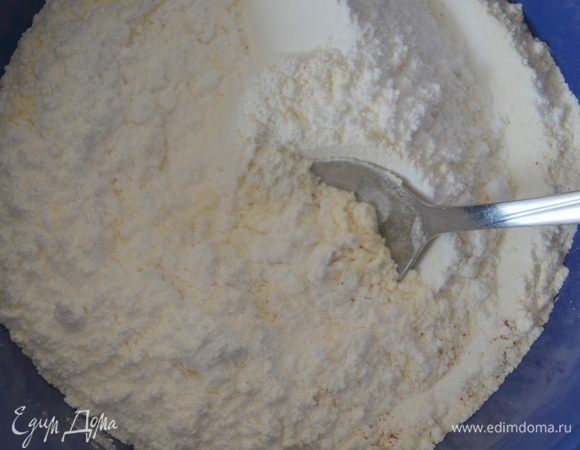 Затем в отдельной миске смешиваем муку, оставшуюся сахарную пудру и корицу и аккуратно распределяем по яичной массе.