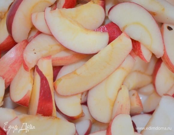 яблоки моем и режем на четвертинки. А затем каждую четвертинку на 3-4 тонкие дольки. 