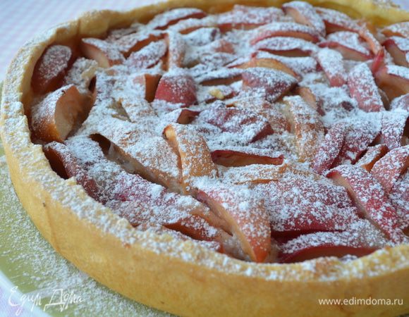 Выпекается пирог 45 минут при 200 градусах. Затем его надо остудить и посыпать сахарной пудрой. 