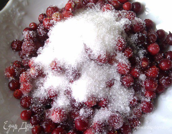 Бруснику засыпать сахаром и дать постоять,  яблоки почисть и нарезать крупными кусочками.