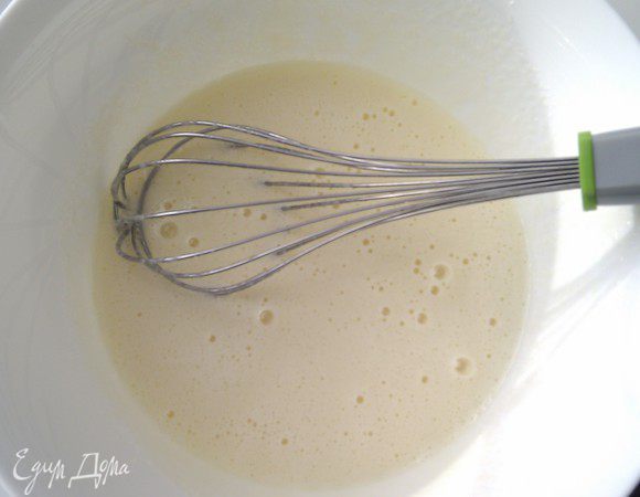 От яиц оставить один белок, оставшиеся два яйца и желток взбить с сахаром.