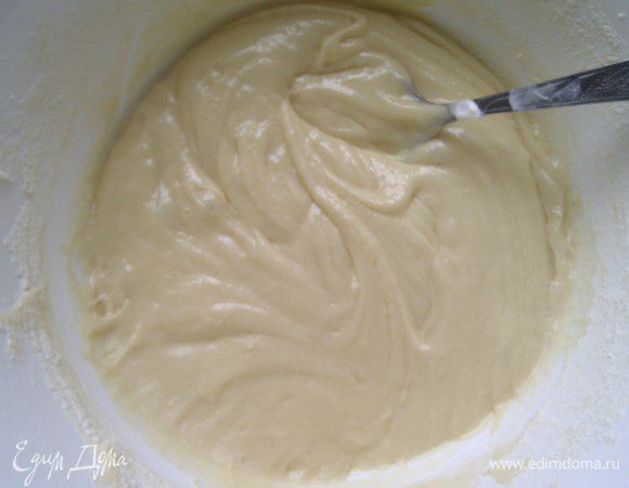 Добавить две ложки сметаны и постепенно просеивая муку,  вымесить тесто. Оно будет немного погуще, чем для шарлотки.