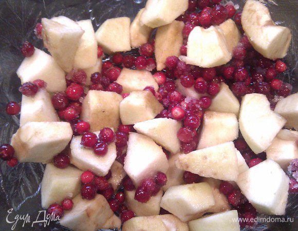 Форму для выпечки (у меня Ø  28) смазать растительным маслом и присыпать панировочными сухарями. Яблоки смешать с брусникой, две столовых ложки брусники оставить для украшения.