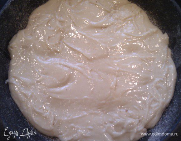 Тесто вылить в форму и распределить по всему дну. 