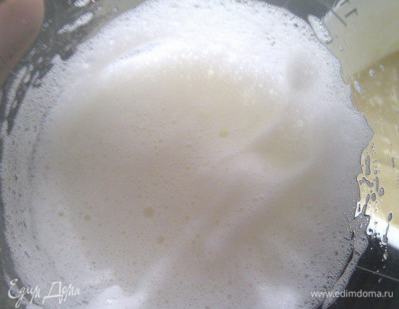 Сметану смешать  с тремя столовыми ложками сахара.Оставшийся белок взбить в легкую пену и добавить к сметане и как следует перемешать.