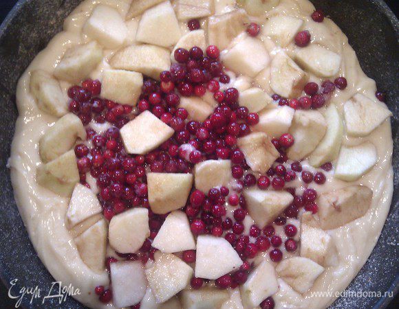 Выложить на тесто начинку, яблоки немного вдавить в тесто,