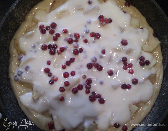 и присыпать сверху оставшейся брусникой.