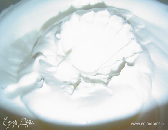 Белки с щепоткой соли взбиваем в пену. Не переставая взбивать, постепенно добавляем сахар. Взбивать пока не растворится сахар и масса станет глянцевой и не будет выпадать из миски.