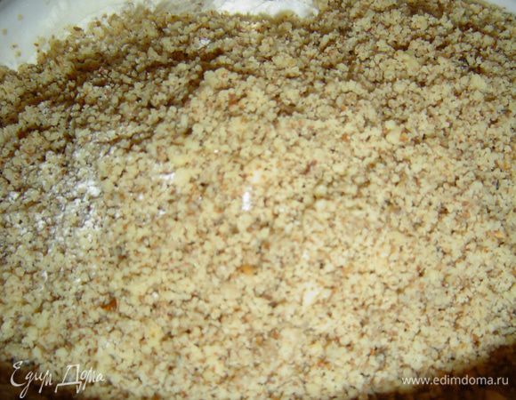 Добавляем корицу, измельченные орехи и просеянную муку. Аккуратно перемешиваем.