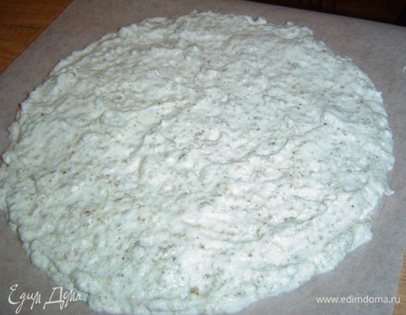  Распределяем по пергаменту тесто и выпекаем 6 коржей при 150 град. примерно 15-20 минут (до светло-коричневого цвета). Сразу же с коржа снимаем пергамент, потом это будет сделать трудно потому, что коржи становятся хрупкими и могут поламаться.