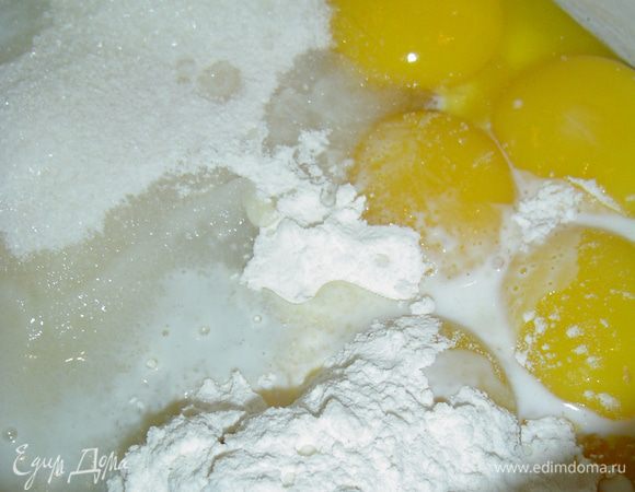 Коржи готовы и мы приступаем к приготовлению крема, для этого желтки растираем с сахаром, ванилином , мукой и 80 мл молока.