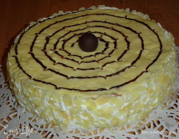 и украшаем миндальными лепестками.
Отправляем торт в холодильник на 12 часов.