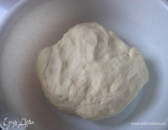 В просеянную муку всыпать соль, перемешать, добавить сл. масло и опару, начать замешивать тесто. Тесто тщательно вымешиваем, оно получается нежныи, мягким и не липнет к рукам. 