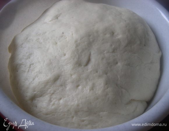 Накрываем тесто полотенчиком и ставим в теплое место для подьема.
Тесто должно увеличиться в 2 -2,5 раза).
Тесто обминаем и убираем, для подьема теста еще раз. 