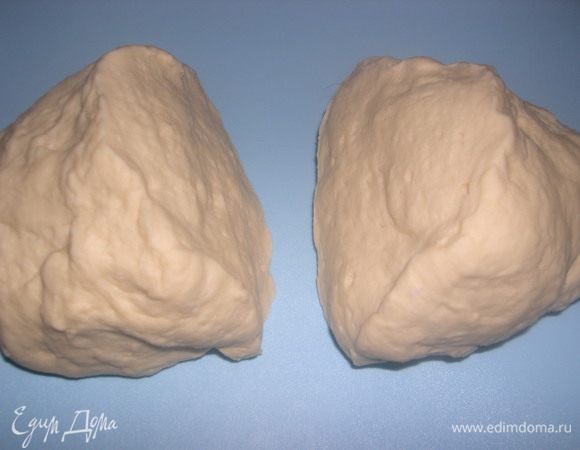 После того как тесто поднялось еще раз, достаем, обминаем хорошенько и делим на две части.
У НАС ПОЛУЧИТСЯ ДВА ХЛЕБУШКА !
