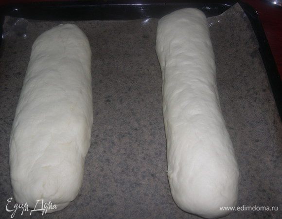 Из теста формируем хлебушек такой формы, какой вам нравится!
Противень застилаем пергаментной бумагой и смазываем растительным маслом, и кладем НАШИ ХЛЕБУШКИ НА НЕГО...