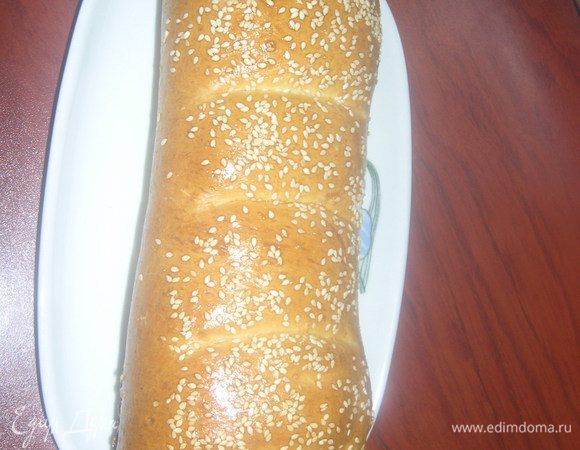 Хлебушек смазываем взбитым яйцом, посыпать кунжутом и сделать надрезы, по желанию...
Даем хлебушку еще немного подойти и выпекаем в предварительно разогретой духовке, при 190градусах,30-40 минут... 

ВОТ ОДИН МОЙ КРАСАВЧИК !!!!