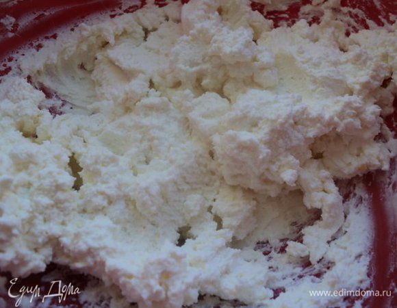 Приготовим крем: творог протереть через сито или взбить в блендере.