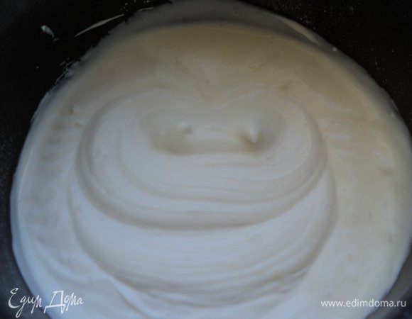 Охлажденную сметану взбить вместе с йогуртом и сахарной пудрой до увеличения в объеме и загустения.