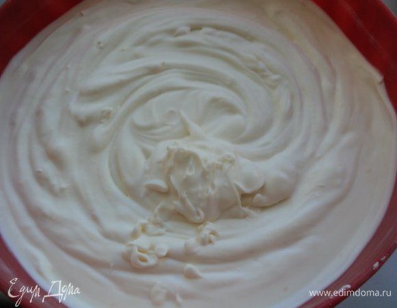 Творог смешать с 1/3 частью взбитой сметаны, затем с остальной частью сметаны. Поставить в холодильник.