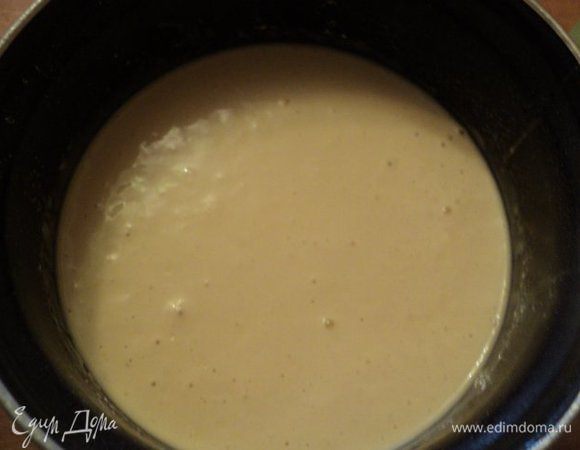 Для блинчиков яйца взбить с сахаром и солью, добавить постепенно муку и молоко.