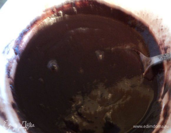 Растопить в микроволновке или на водяной бане шоколад с небольшим количеством молока.