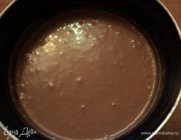 В готовое тесто добавить соду, погашенную уксусом, растопленный шоколад и коньяк, растительное масло, хорошо перемешать.