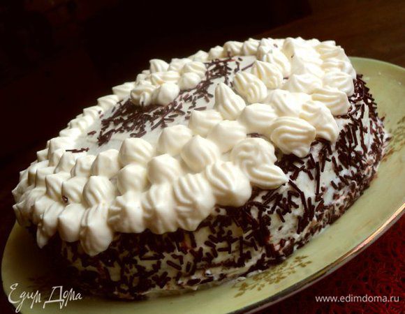 Бока и верх торта украсить оставшимся кремом, посыпать тертым шоколадом или шоколадной посыпкой.