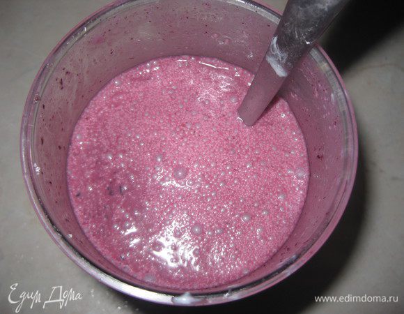 В блендере взбиваем йогурт (у меня домашний), чернику и сахар.