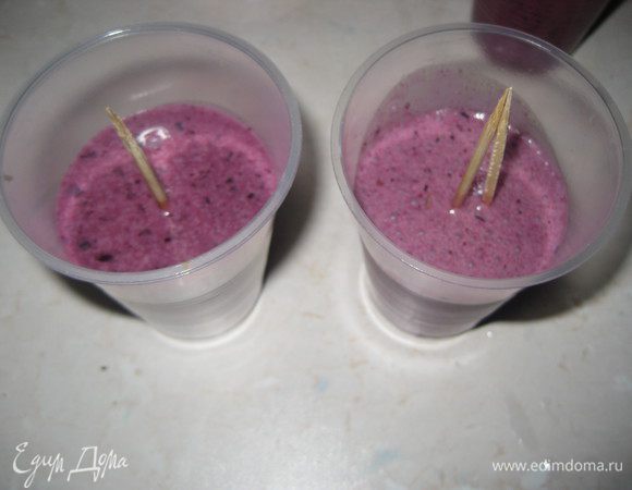 Ставим мороженое в морозильную камеру на несколько часов.