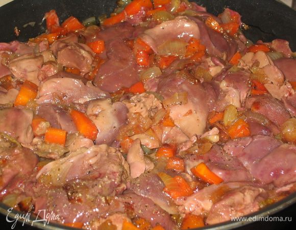 Печень помойте, очистите от кровеносных сосудов (если есть) и замочите в молоке на 15–30 минут. В это время лук и морковь почистите, нарежьте и поджарьте на топленом масле с добавлением сахара. Отправьте туда же вымоченную печень (промытую в холодной воде после молока). Посолите, поперчите и немного поджарьте на сильном огне, помешивая.