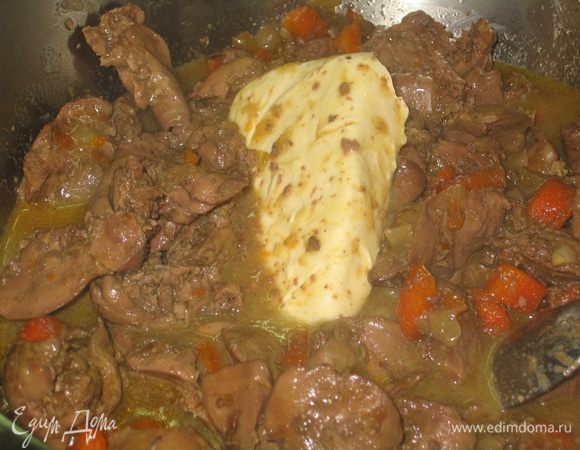 Тушите печень под крышкой на медленном огне 30 минут (в зависимости от размера кусочков). За 5 минут до готовности влейте коньяк. Затем переложите печень в другую посуду, добавьте мягкое сливочное масло и перемешайте. 