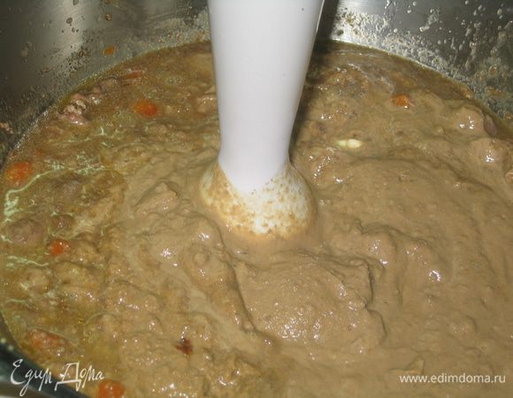 Измельчите печень в пюре погружным блендером (лучше это делать в глубокой миске, чтобы не разбрызгать по всей кухне).