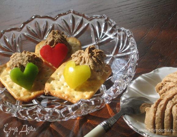 Печеночный паштет готов. Подавать его можно по-разному: на крекерах или тостах, в тарталетках, с блинами, начинять половинки вареных яиц или просто подавать со свежими овощами. Приятного аппетита!