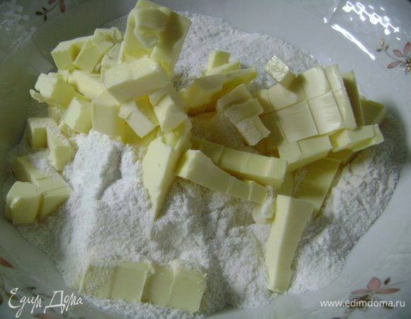 Просеять муку, добавить к ней нарезанное кусочками масло.