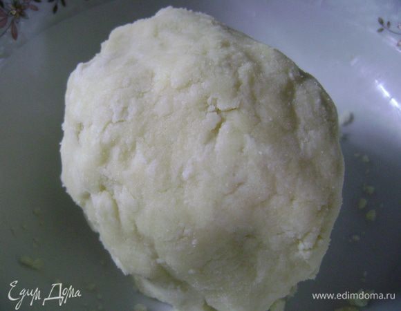 Крошку выложить в форме кольца, в середину всыпать соль и добавить немного воды, все быстро вымесить в плотное тесто.