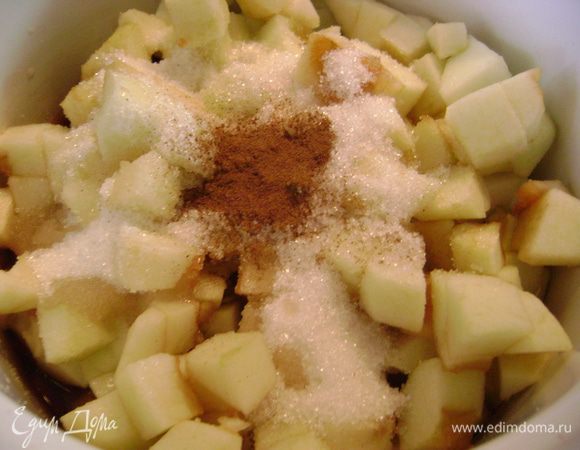 Немного поварить вместо яблоки, сахар, вино, корицу, гвоздику и сироп.