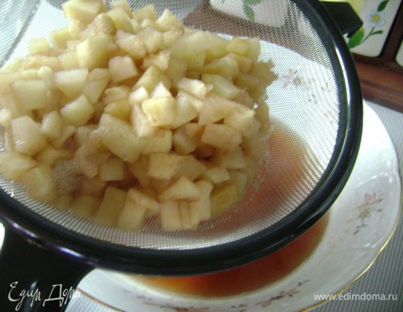 Выложить яблоки в сито, собрать при этом стекающий сок.