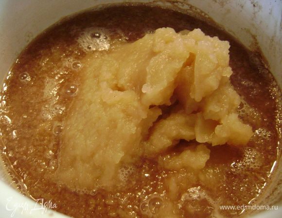 Отваренные заранее яблоки добавить в сок, оставшийся после груш, и пюрировать. Эту массу уварить до образования густого мусса.